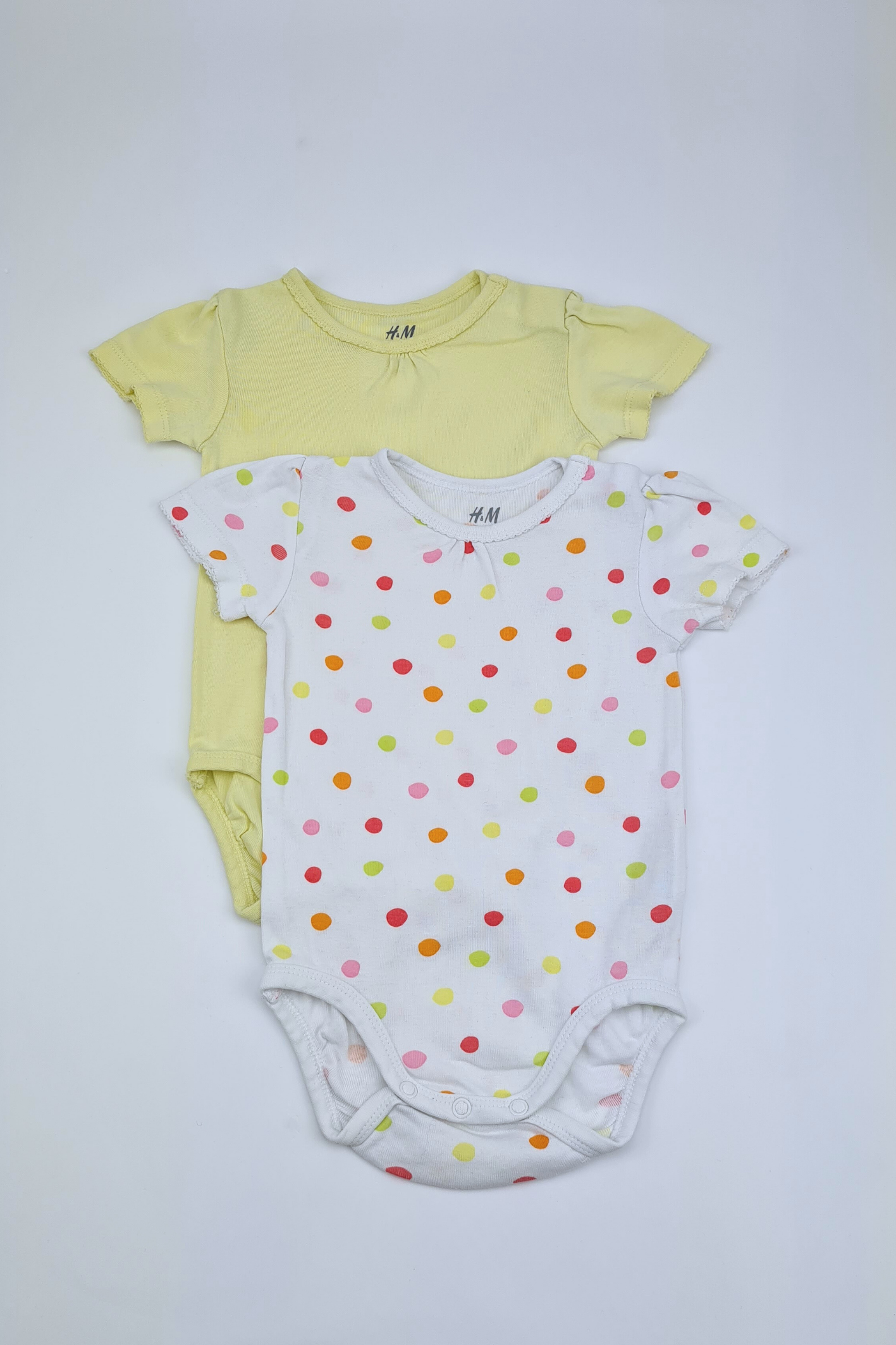 6-9m - 2 Pack Bodysuit Set. Light Yellow/ Spotted
(H&M)
Good Condition