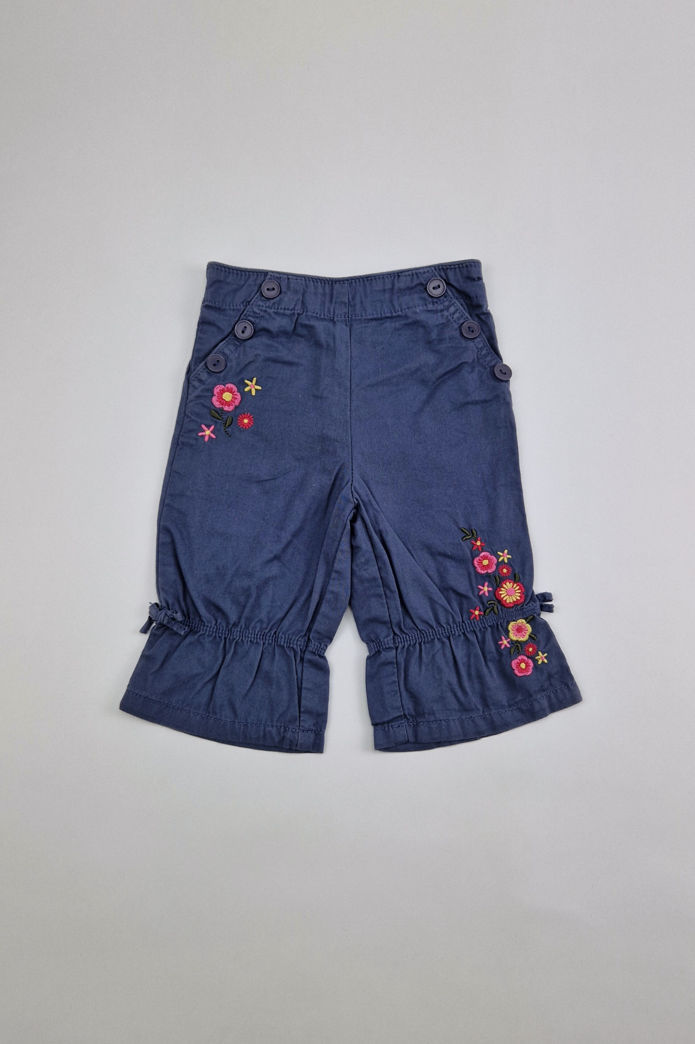 3–6 Monate – Marineblaue Hose mit Blumenstickerei (M&S)