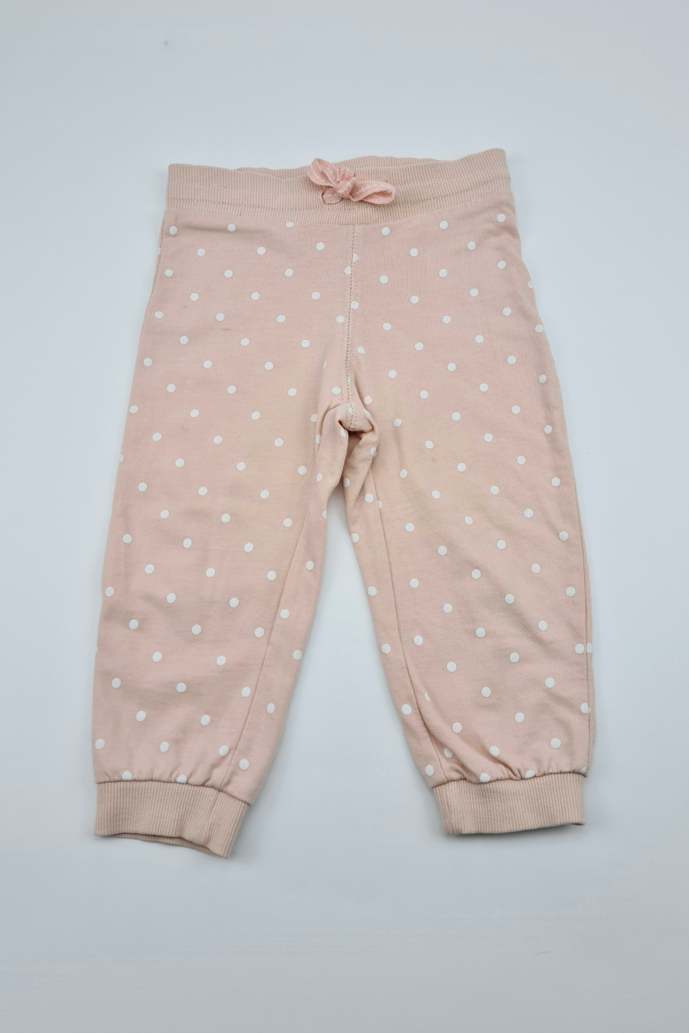 24 m – Weiße, rosafarbene Jogginghose mit Punktmuster