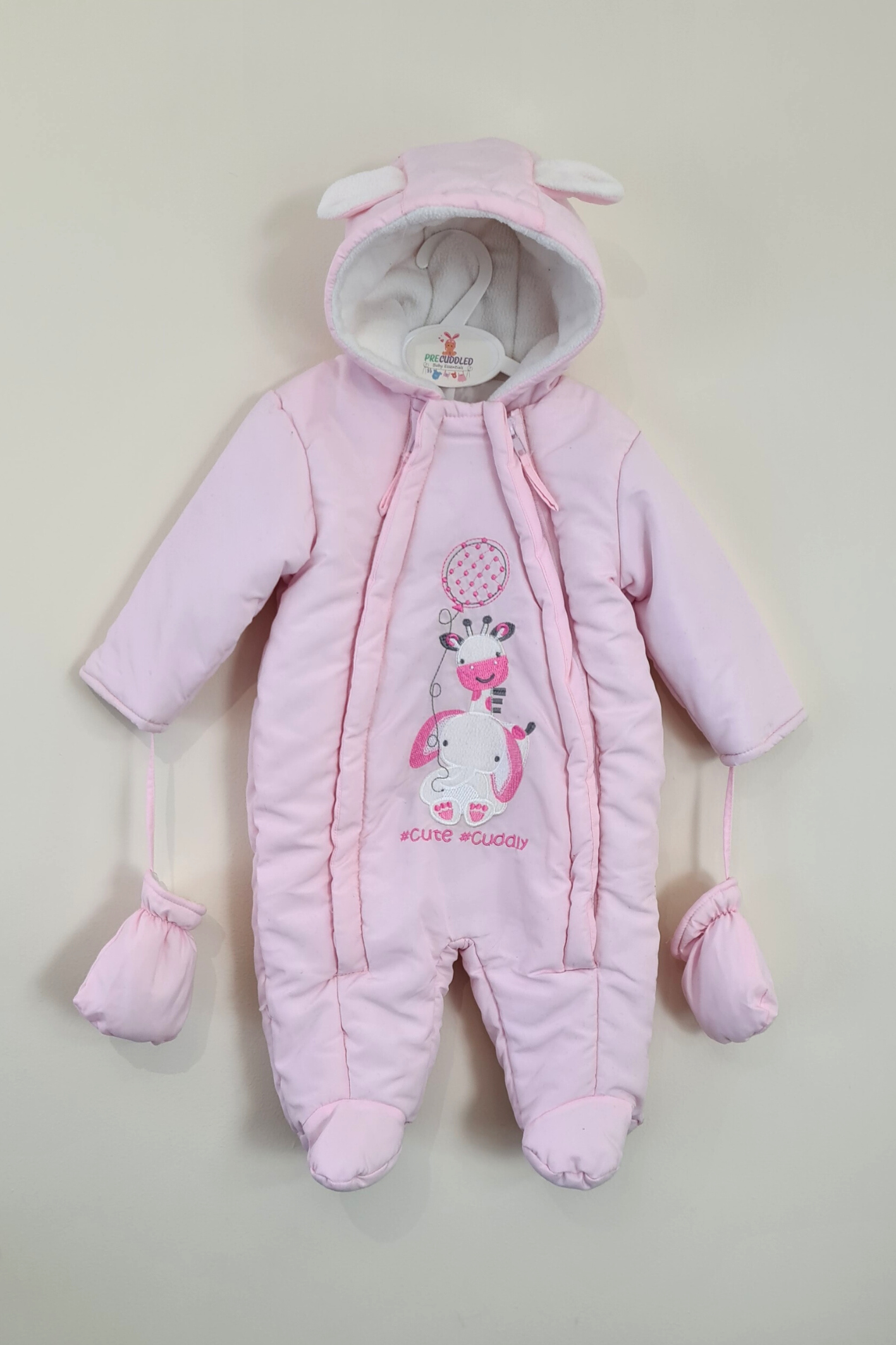 3-6 mois - Combinaison de neige à capuche '#Cute #Cuddly' rose clair et mitaines assorties