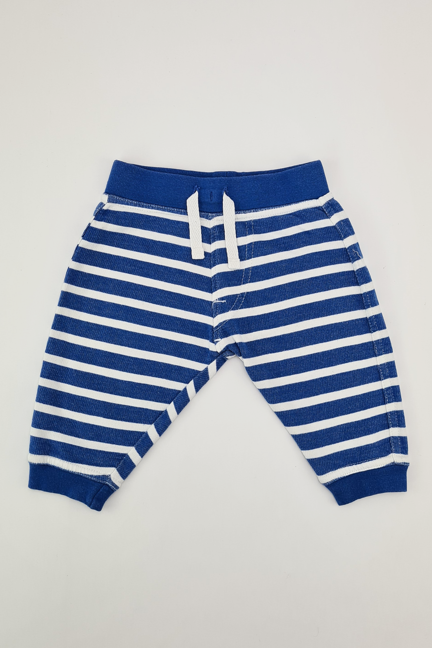 3–6 m – blau-weiß gestreifte Jogginghose (Avenue Baby)