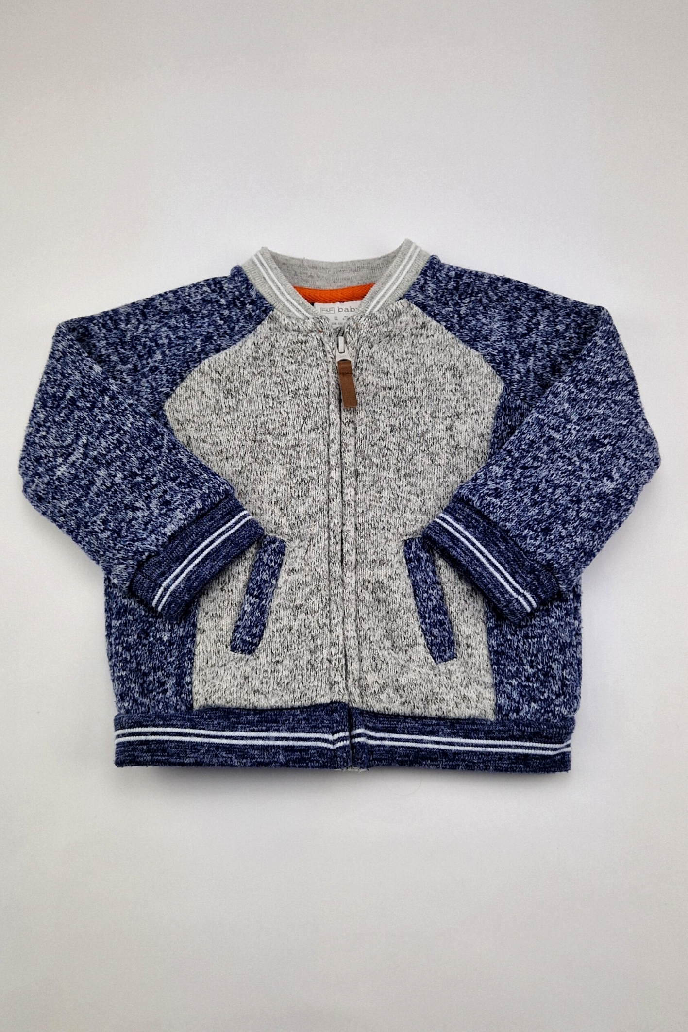 6–9 m – Blau-graue Farbblockjacke (F&F)
