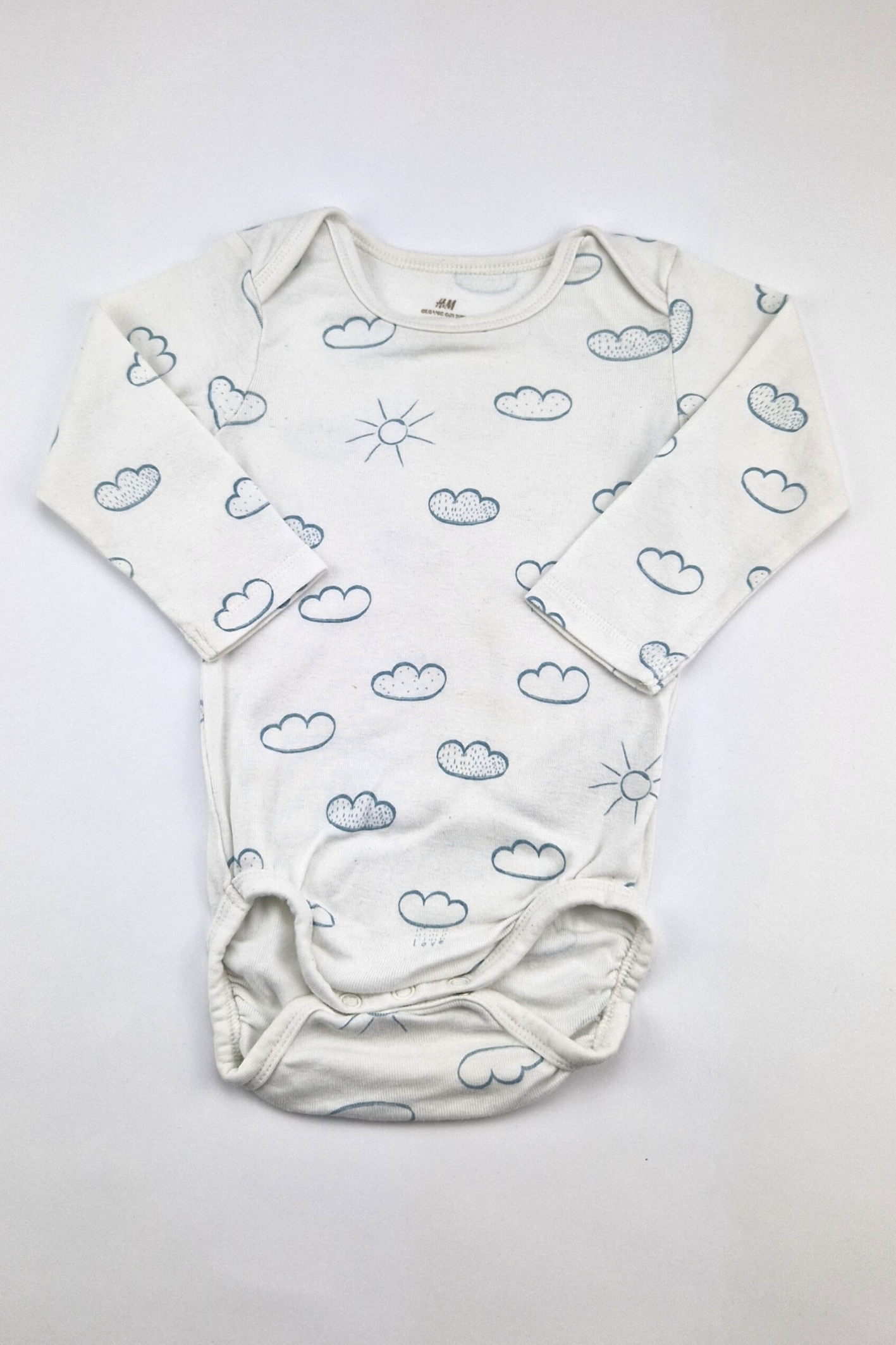 6–9 Monate – Langarm-Body mit Wolkenmuster (H&M)