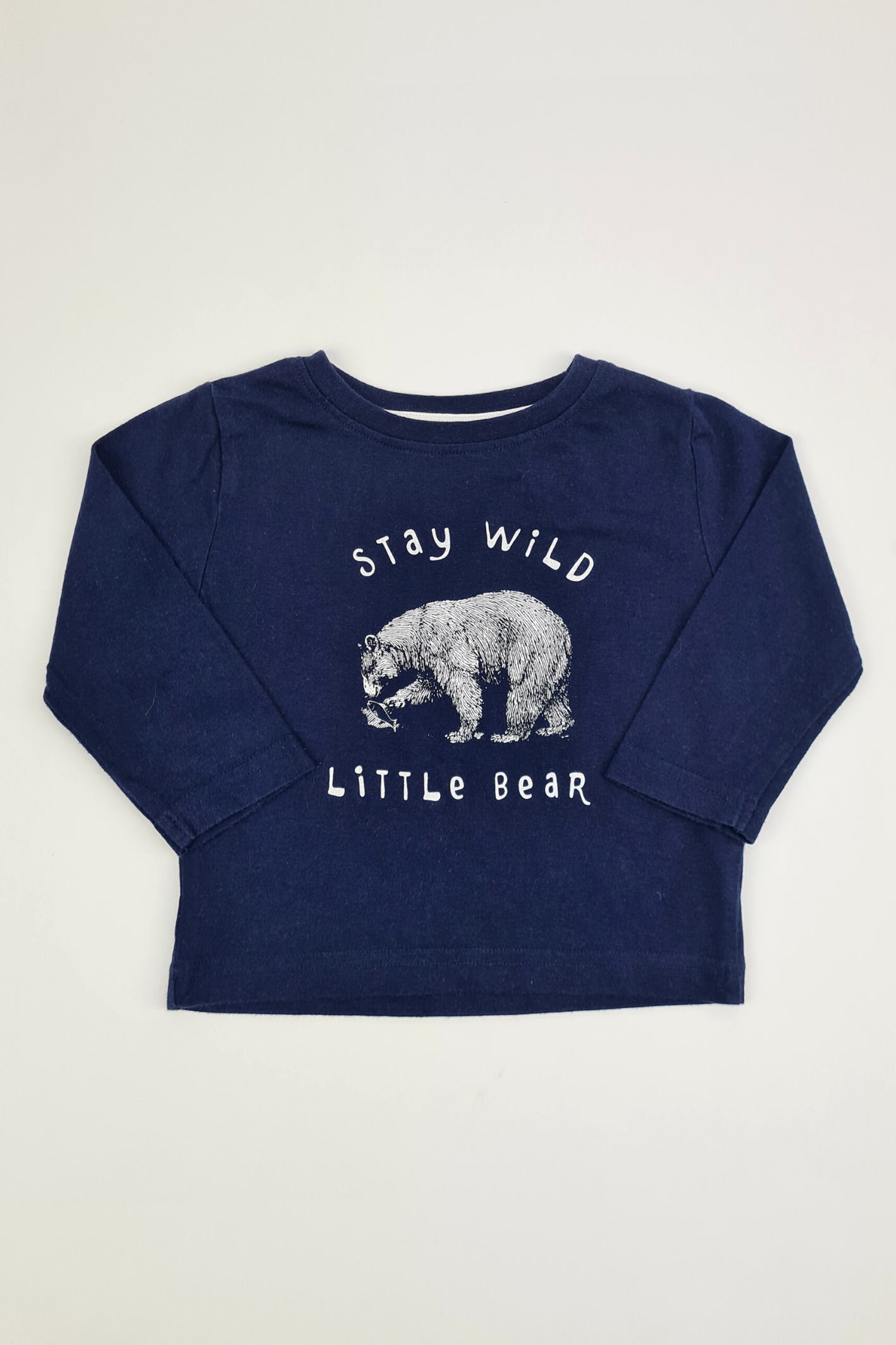 9–12 Monate – Langarm-T-Shirt „Stay Wild Little Bear“.