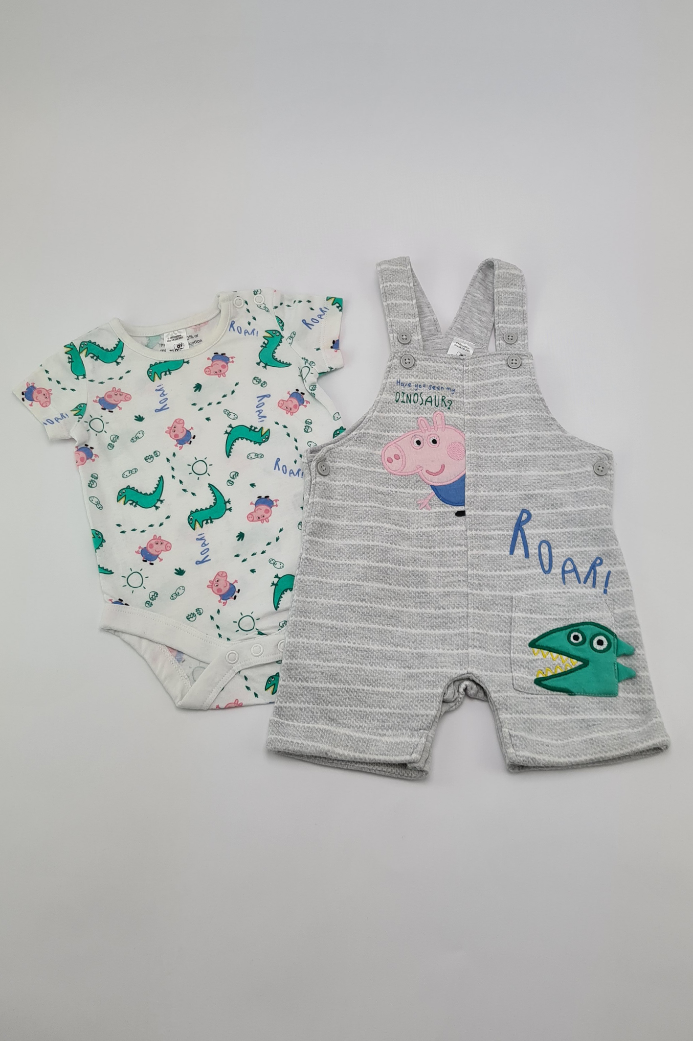 3–6 m – Latzhosen-Outfit „George und Mr. Dinosaur“ von Peppa Pig. Baumwolle