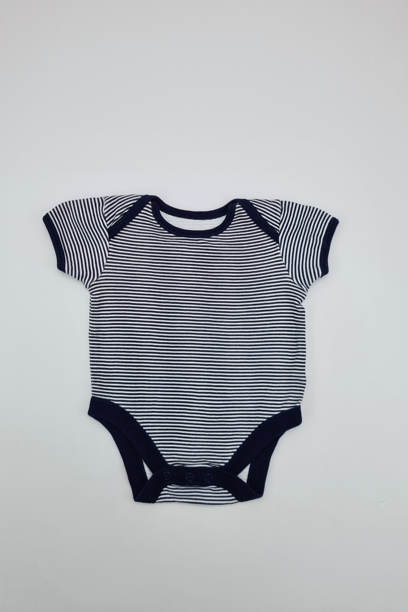 3–6 Monate – Marineblauer Streifen-Body