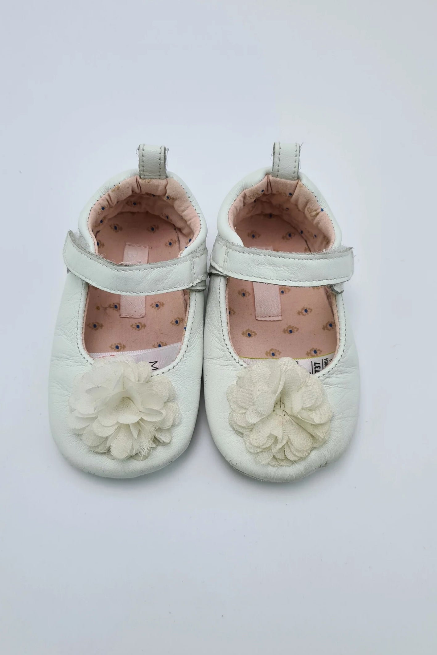 12 18m White Ruffled PomPom Shoes M S