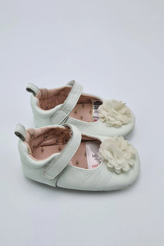 12-18 mois - Chaussures blanches à pompons à volants (M&amp;S)