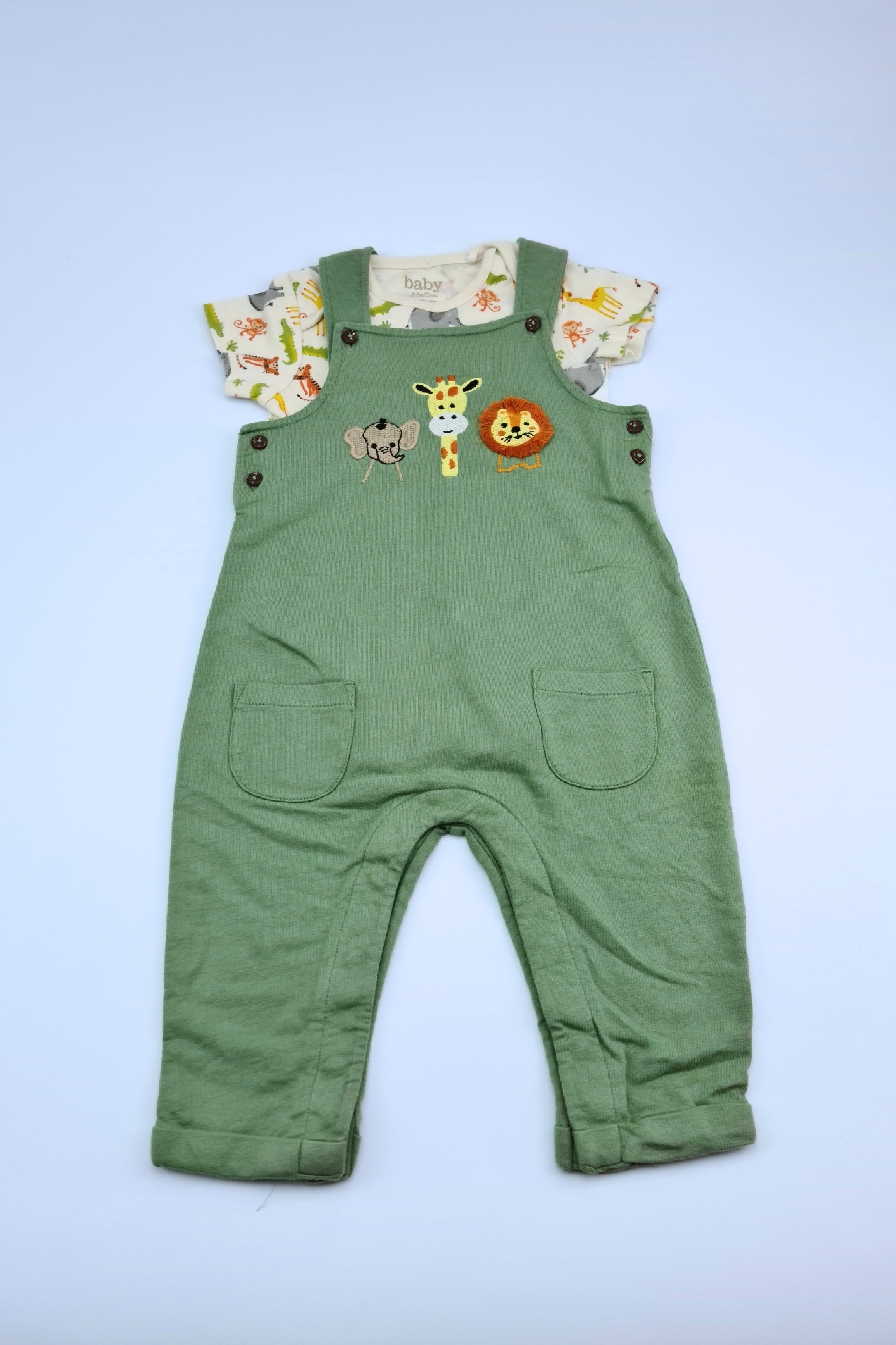 Details:

Size: 12-18 Months

Brand: M&Co

Condition: Preloved, gently worn

Green dungarees with embroidered animals (elephant, giraffe, lion)

Matching jungle-print bodysuit included

Button fastenings for easy dressing

Two front pockets for added cuteness


A charming outfit for playdates, outings, or simply everyday comfort.
