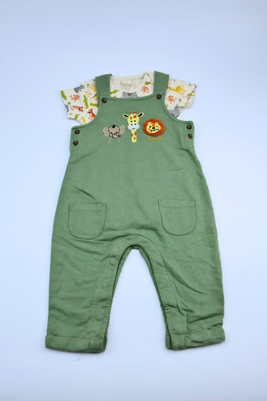 Details:

Size: 12-18 Months

Brand: M&Co

Condition: Preloved, gently worn

Green dungarees with embroidered animals (elephant, giraffe, lion)

Matching jungle-print bodysuit included

Button fastenings for easy dressing

Two front pockets for added cuteness


A charming outfit for playdates, outings, or simply everyday comfort.