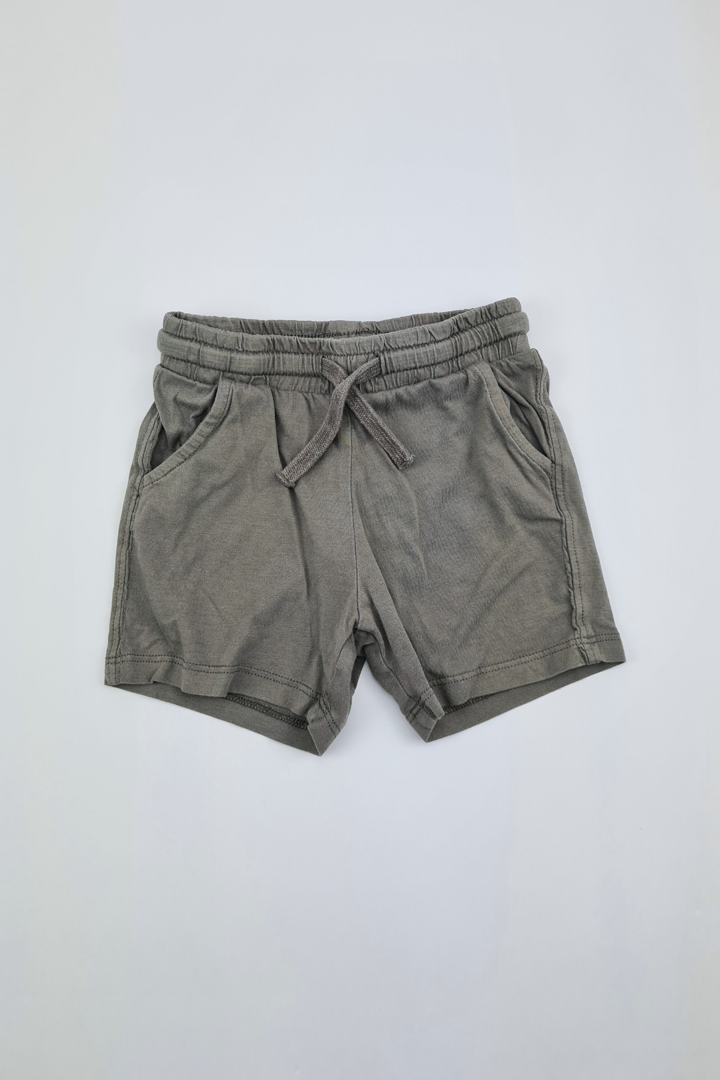 6–9 m – graue Shorts