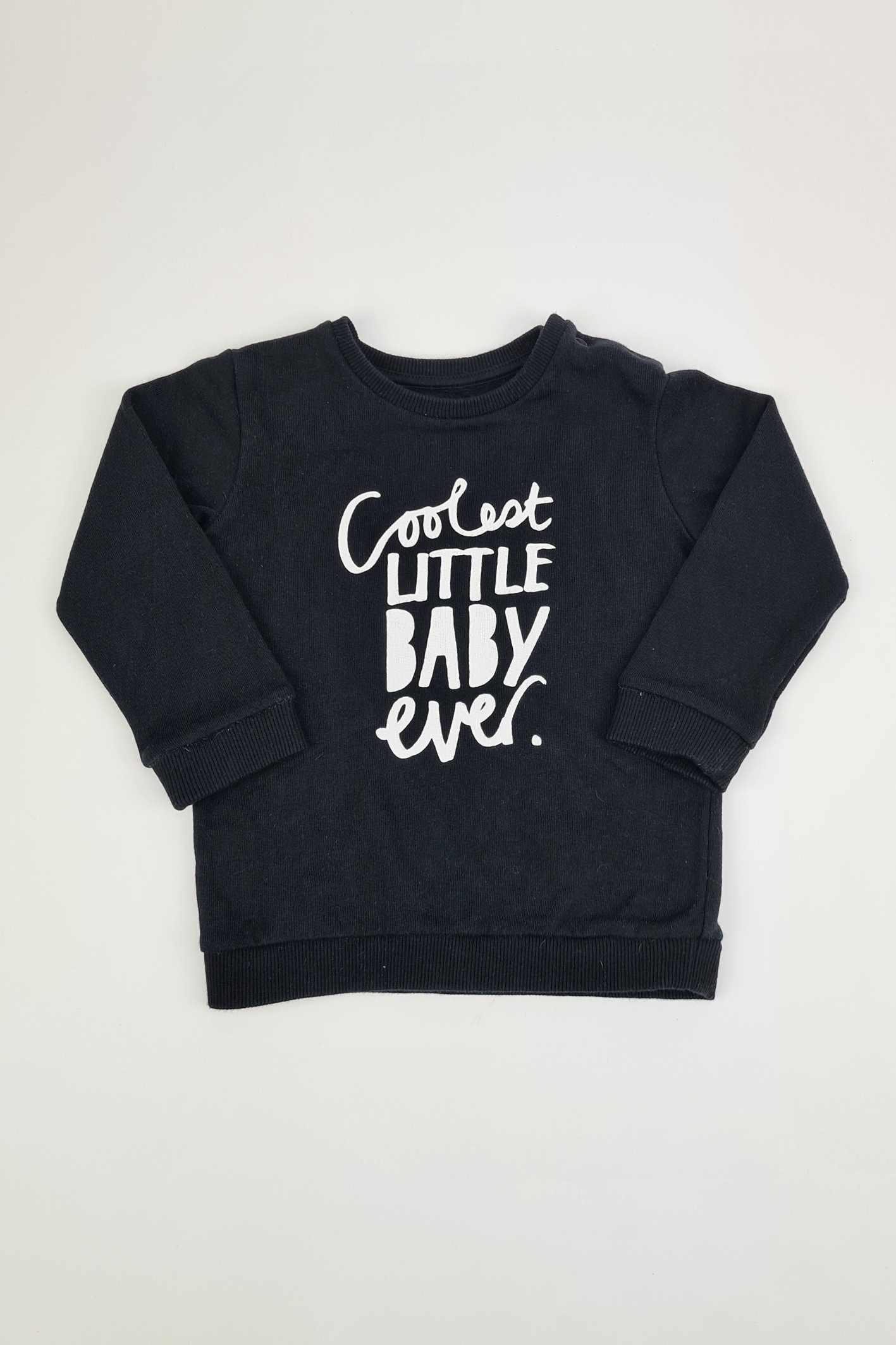 9–12 Monate – Schwarzes Sweatshirt mit der Aufschrift „Coolest Little Baby Ever“.