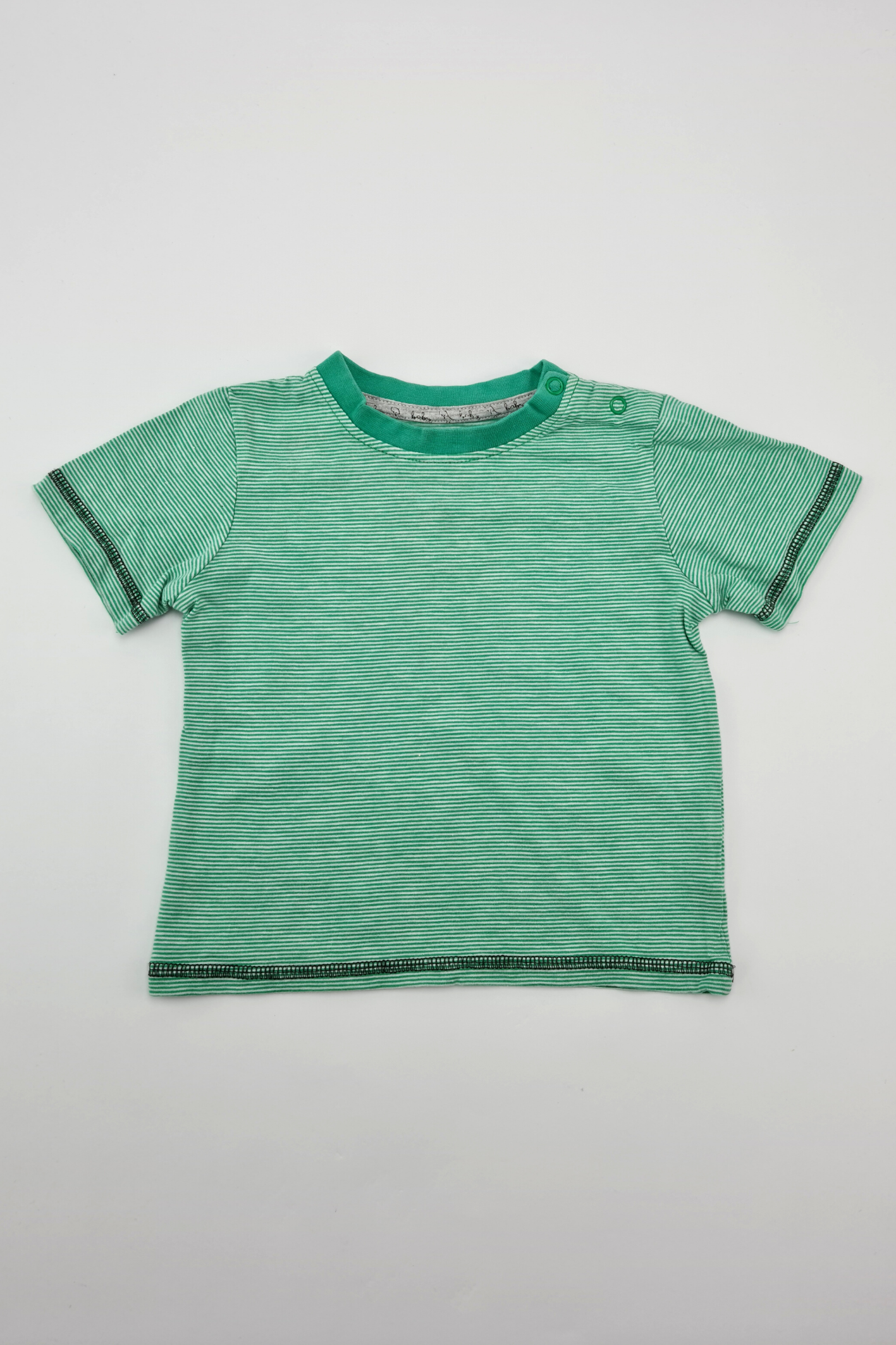 9–12 Monate – Grün gestreiftes T-Shirt