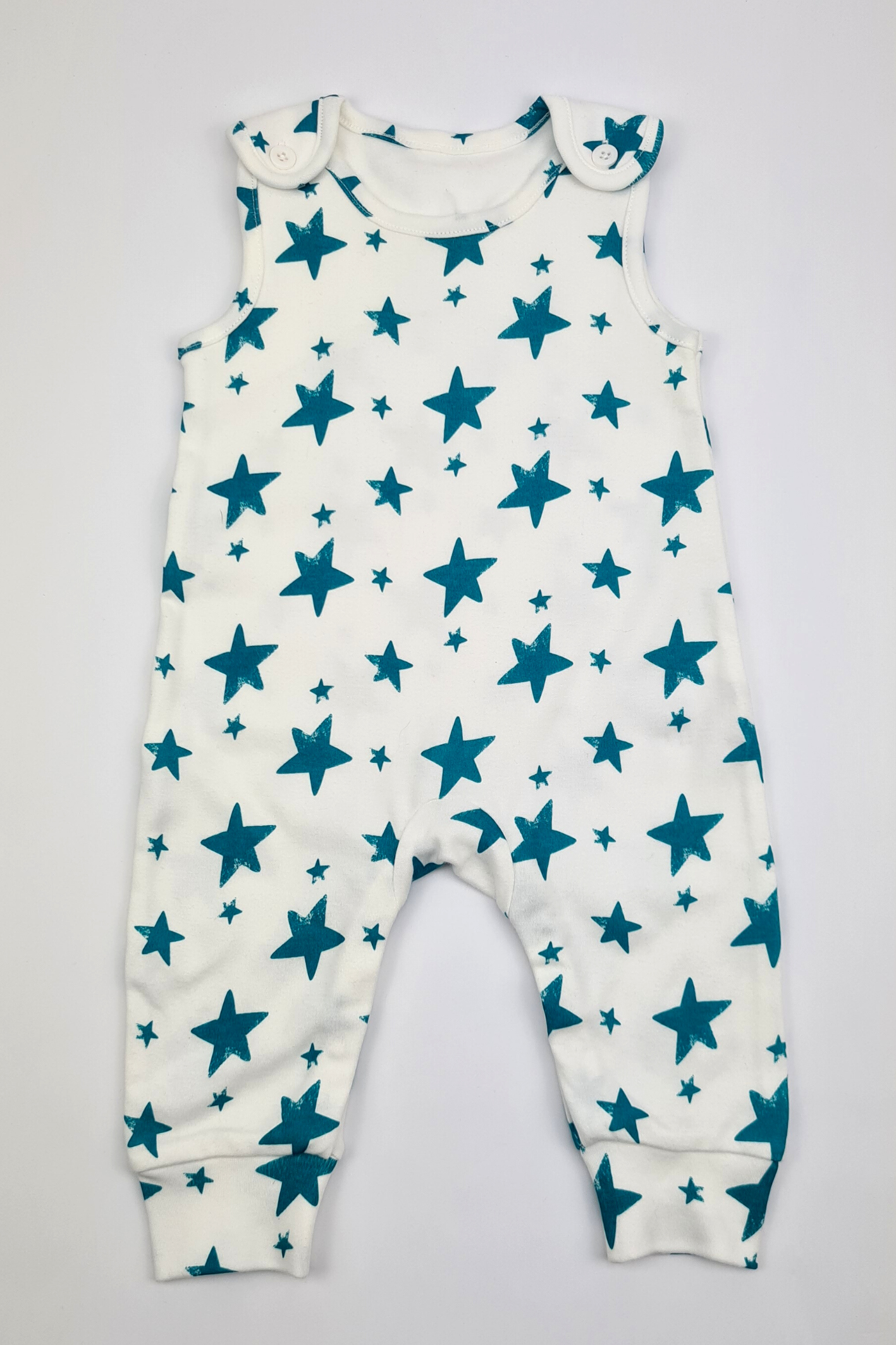 3–6 m – 100 % Baumwolle, blaugrüner Strampler mit Sternenmuster (Scottish Baby Box)