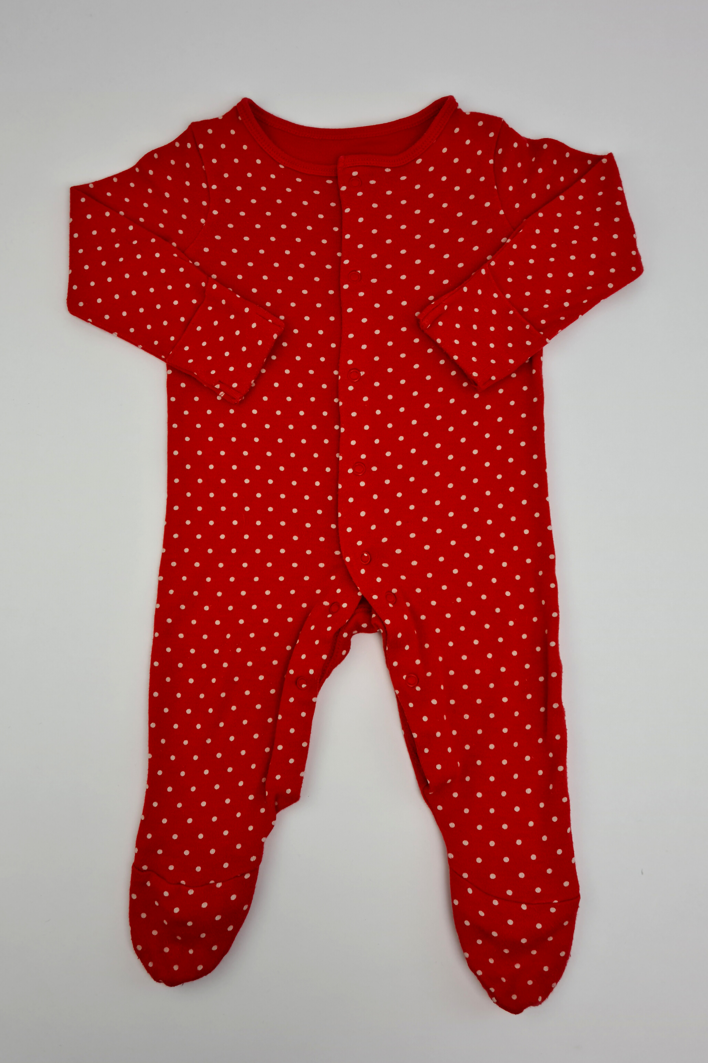 3–6 m – Schlafanzug mit rotem Punktmuster