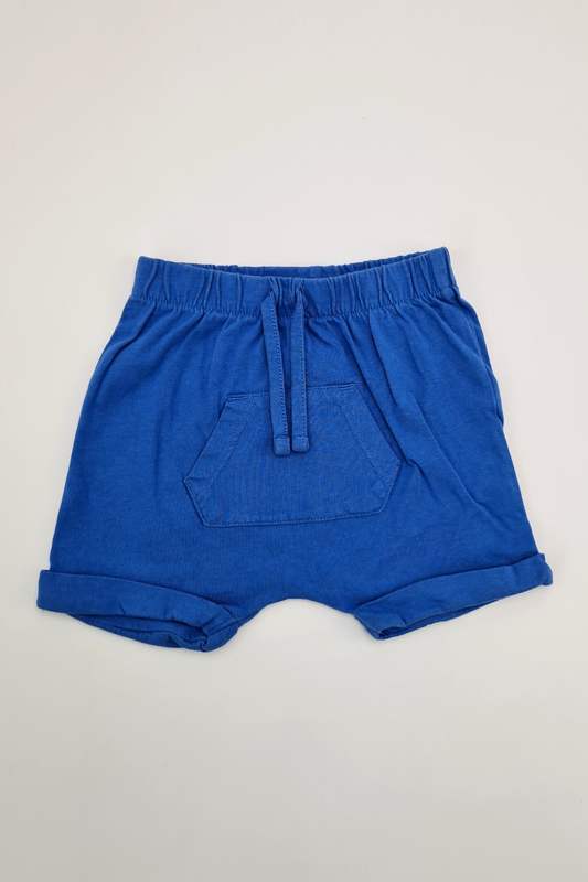 3–6 m – blaue Shorts