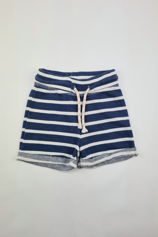 9–12 m – Shorts mit weißen und marineblauen Streifen