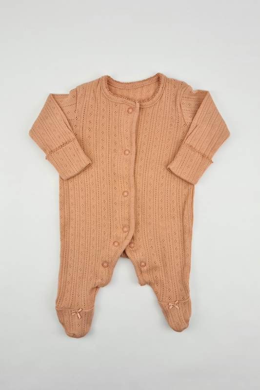 Tiny Baby – 6 Pfund Pfirsich-Schlafanzug (George)