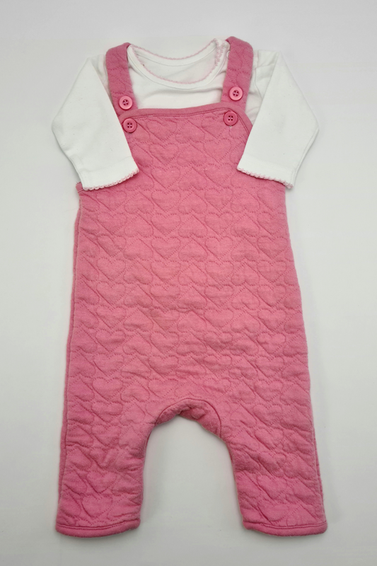 0–3 Monate – Latzhose mit rosa Herzen und weißer Langarm-Body (Mamas &amp; Papas)