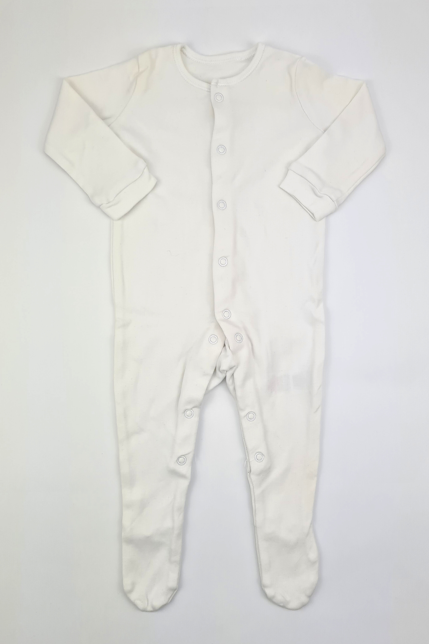 3–6 m – weißer Schlafanzug