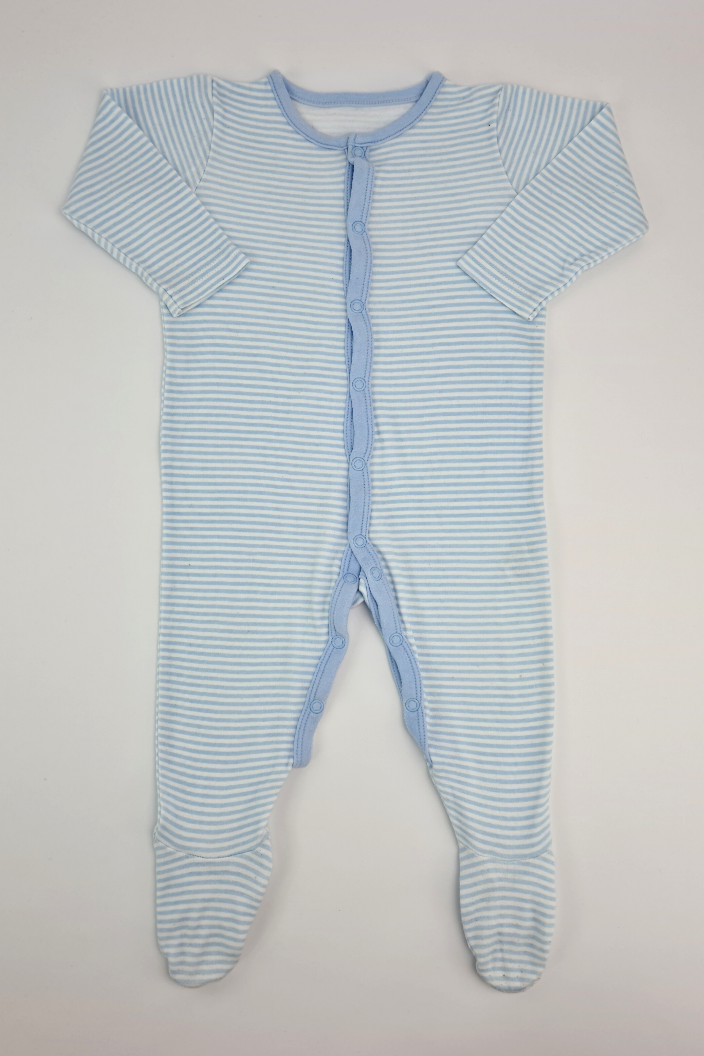 6–9 m – blau-weiß gestreifter Schlafanzug
