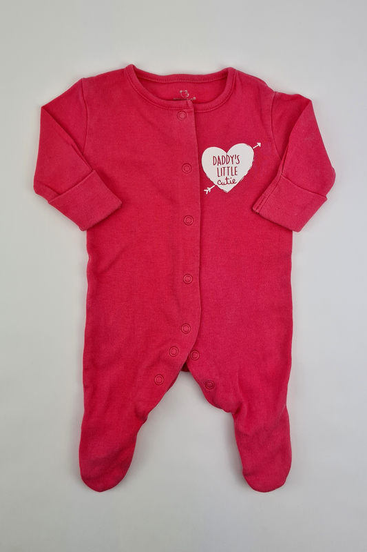 Neugeborenes (3,5 kg) – Schlafanzug „Daddy's Little Cutie“ aus 100 % Baumwolle (frühe Tage)