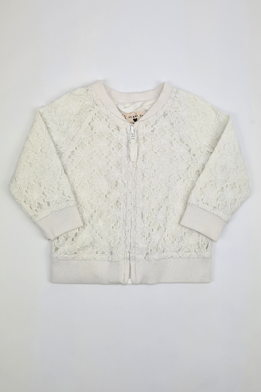 6–9 m – weiße Overlay-Jacke mit Blumenspitze (F&amp;F)