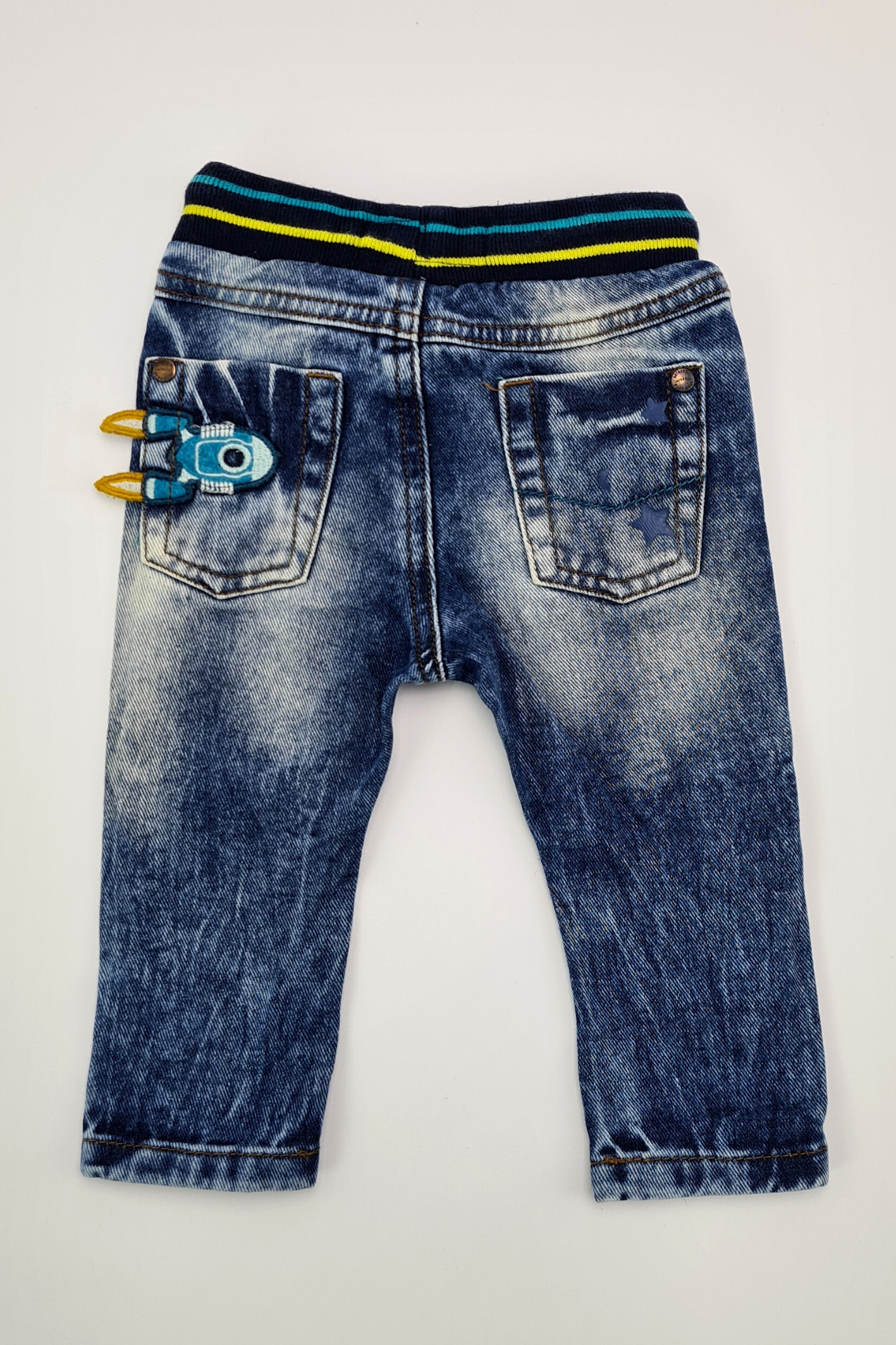 3–6 Monate – Mittelblaue Pull-On-Jeans mit gerippter Taille und Charakter (Weiter)