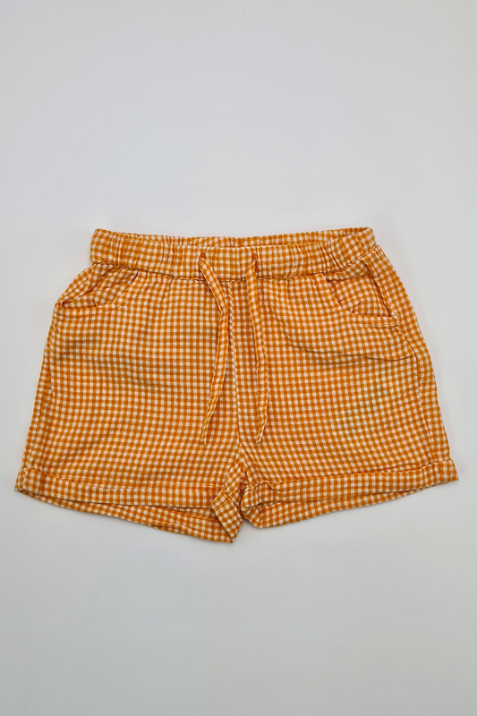 9 m – Orange-weiß karierte Shorts