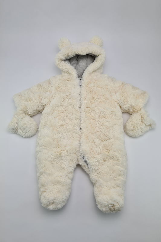 1 Monat (4,5 kg) – flauschiger weißer Schneeanzug mit Kapuze und passende Fäustlinge (Mothercare)