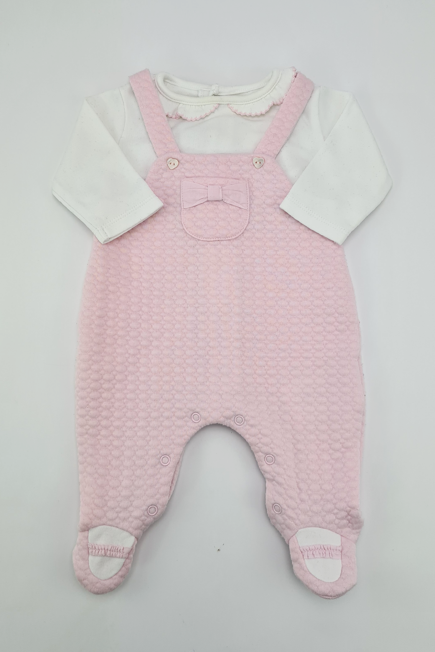 Neugeborenes – Latzhosen-Outfit mit rosa Füßen