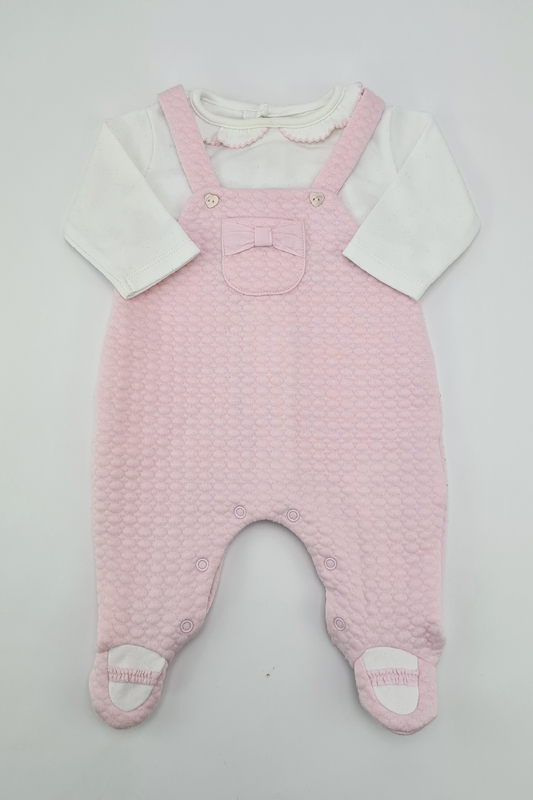 Neugeborenes – Latzhosen-Outfit mit rosa Füßen